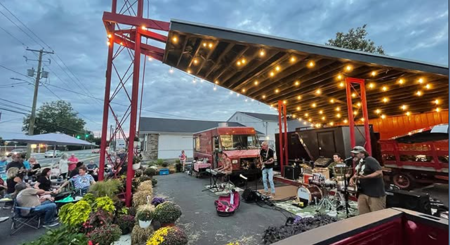 Live music and outdoor atmosphere at Uncle John's BBQ