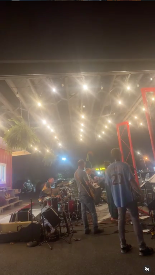 Night live music show at Uncle John's BBQ